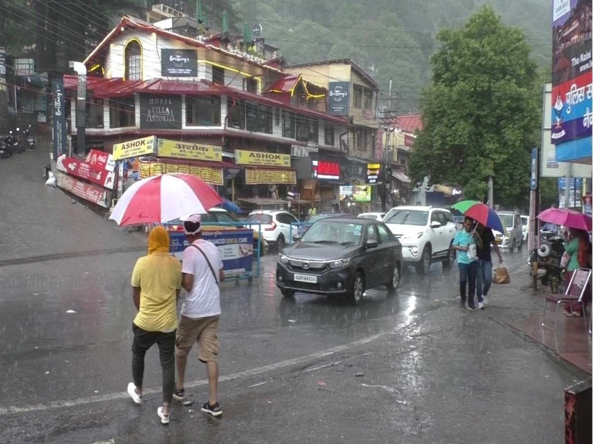 उत्तराखंड के 10 जिलों में बारिश तापमान में गिरावट नैनीताल में गिरे ओले