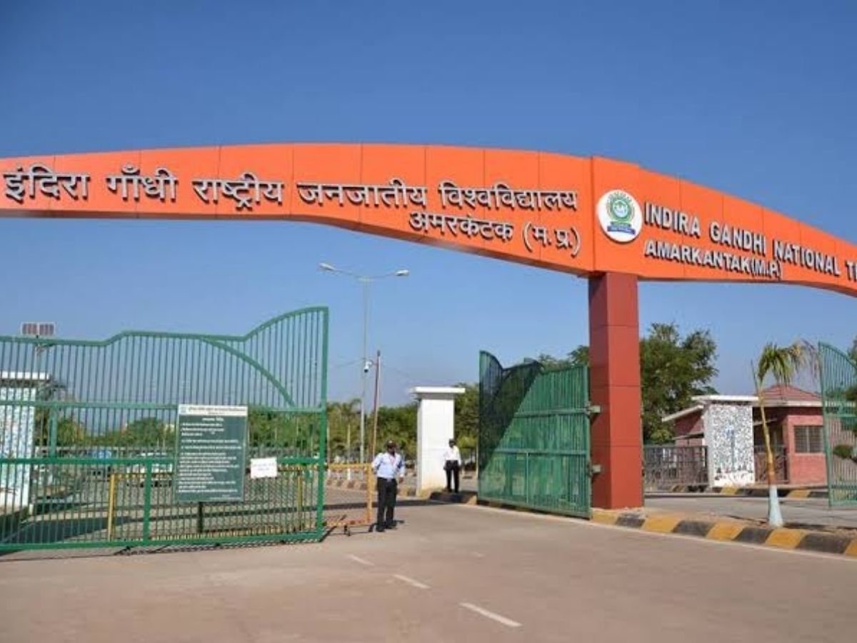 anuppur professor commits obscene act प्रोफेसर ने अपने केबिन में बुलाकर का अश्लील हरकत छात्र कर रहे विरोध प्रदर्शन