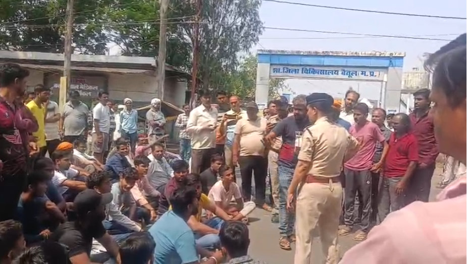 betul news ऑयल मिल के टैंक में मिले 2 कर्मचारियों के शवपरिजनों ने किया हंगामा