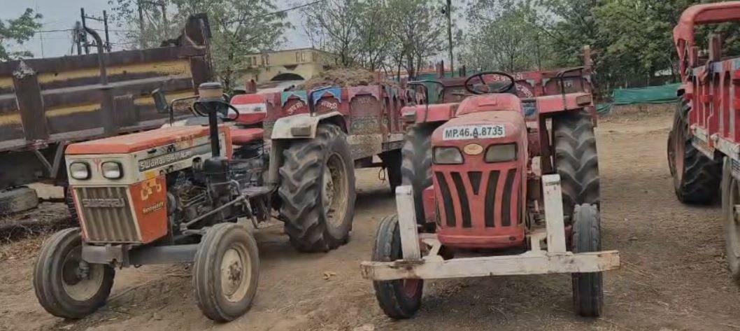 barwani news बड़वानी भीलखेड़ा में अवैध मिट्टी खनन पर राजस्व विभाग का छापा जेसीबी-तीन ट्रैक्टर जब्त