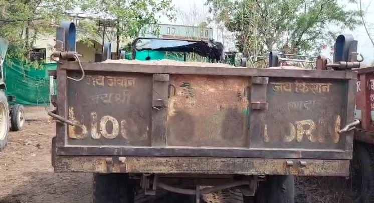 barwani news बड़वानी नर्मदा नदी से हो रहे अवैध रेत परिवहन पर खनिज विभाग की कार्रवाई