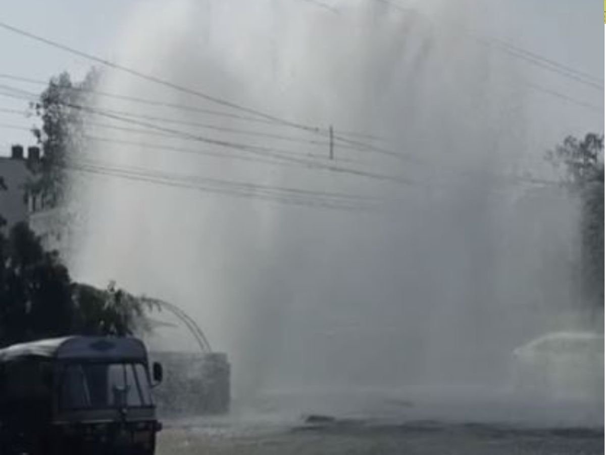 जल संकट के बीच भोपाल में पानी की बर्बादी नर्मदा लाइन फूटी 20 फीट ऊंचा फव्वारा
