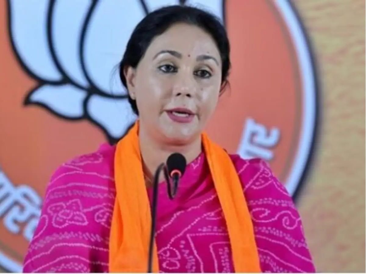 rajasthan news  उपमुख्यमंत्री दीया कुमारी ने संग्रहालय की टूटी-फूटी दीवारों पर लगाया प्लास्टर