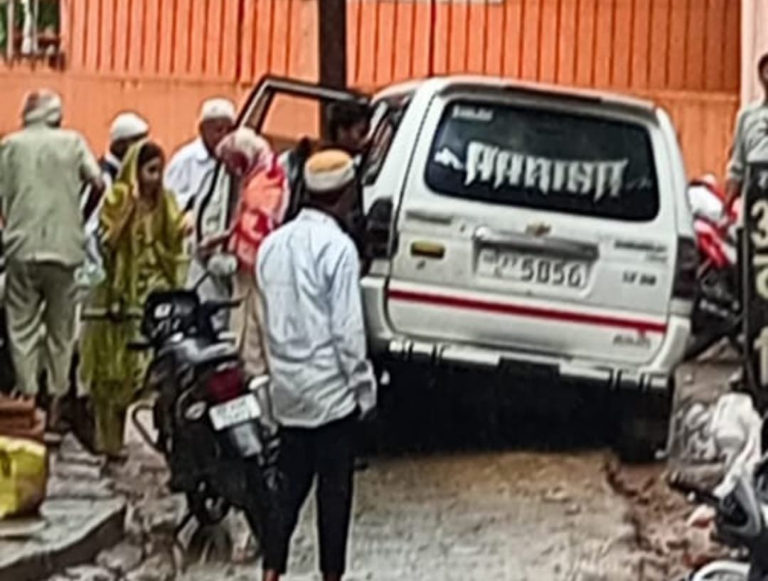 betul rain damage बैतूल में पहली बारिश में ही सड़कें बेहाल ठेकेदार की लापरवाही से लोग परेशान
