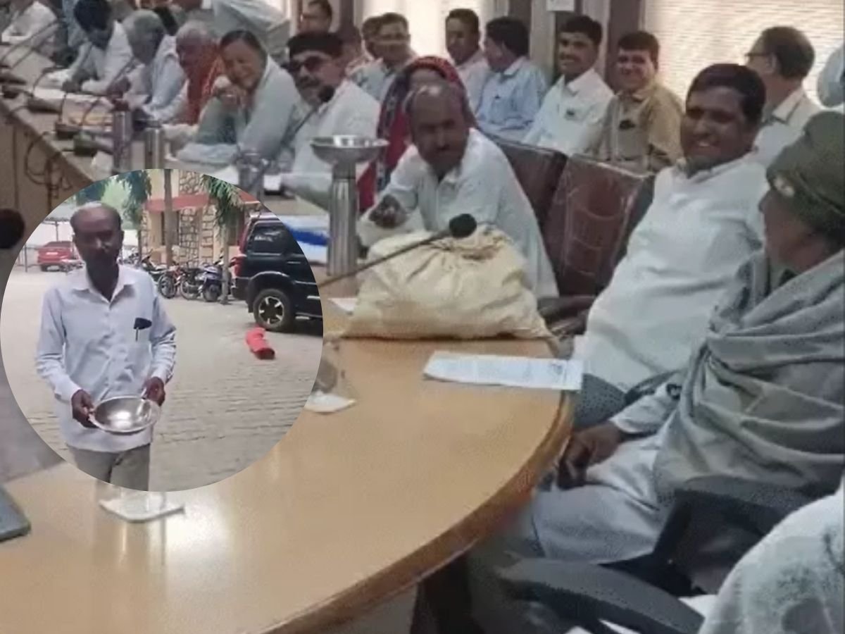 rajasthan news  जिला परिषद की बैठक में अनोखा विरोधकटोरा लेकर पहुंचे पार्षद