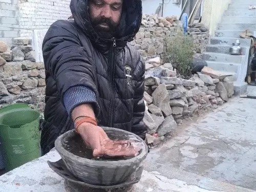 कड़ाके की ठंडः राजस्थान के आबू में जमी बर्फ mp के शहडोल में पारा 1º