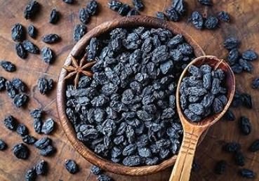black raisins vs golden raisins वजन घटाना हो या खून बढ़ाना काली और पीली किशमिश में कौन बेहतर