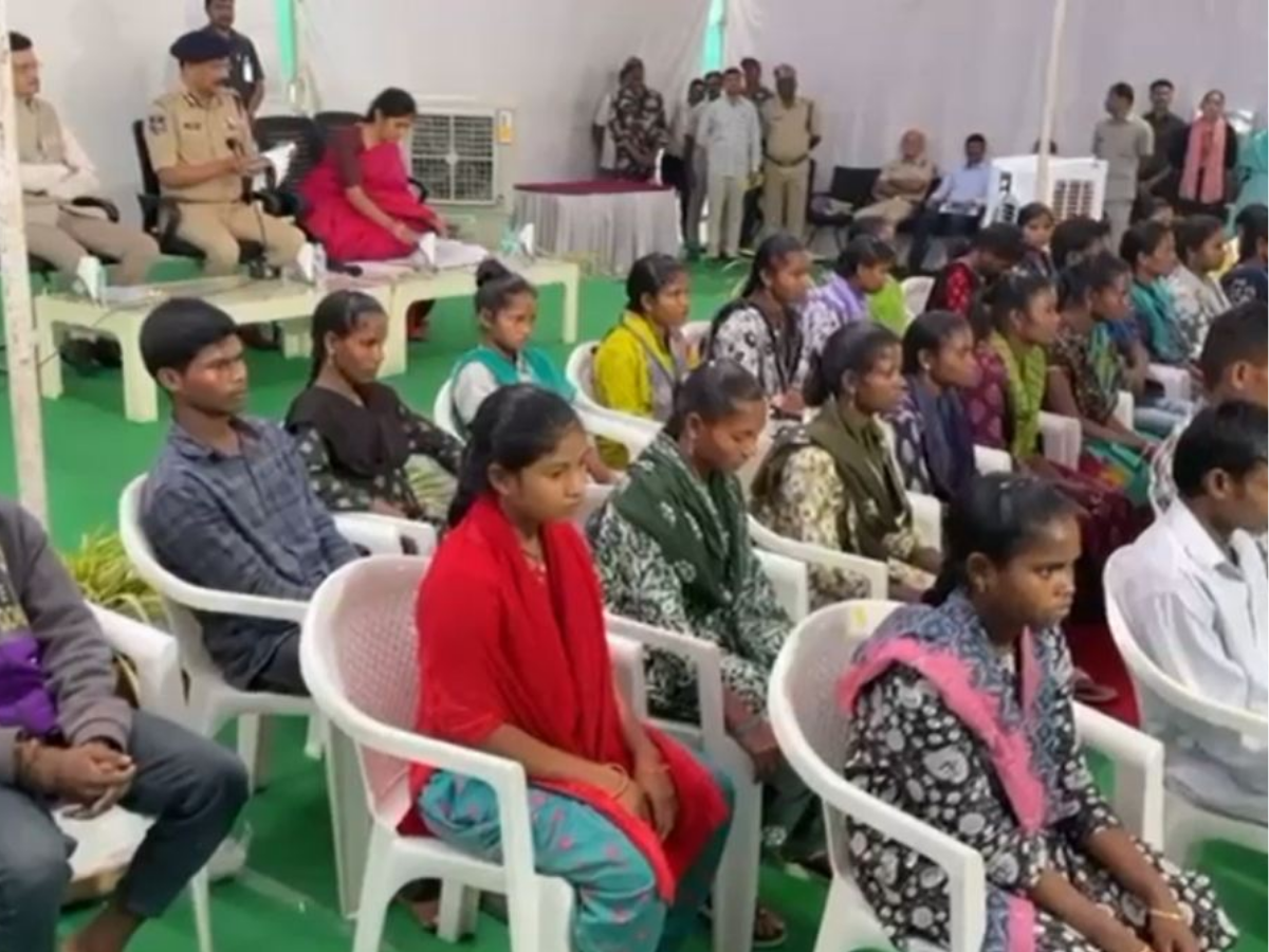 naxalite surrender news  तेलंगाना dgp के सामने  37 नक्सलियों ने सरेंडर किया