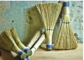 broom making देश के कोने-कोने में पहुंचती है देपालपुर की झाड़ू धनतेरस पर होती है विशेष पूजा