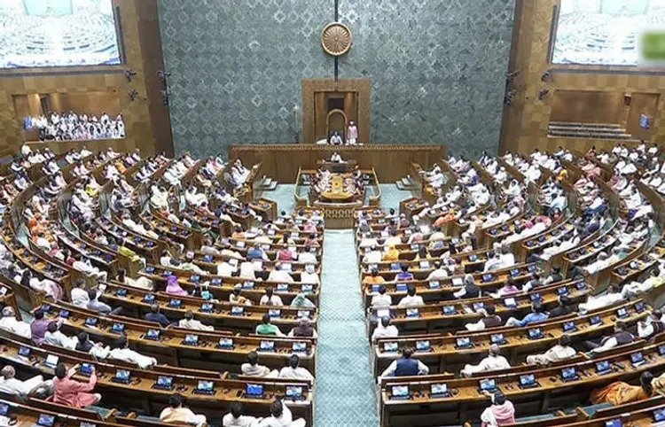 budget session 2025 mahakumbh महाकुंभ में तोड़फोड़ के मुद्दे पर संसद में हंगामा