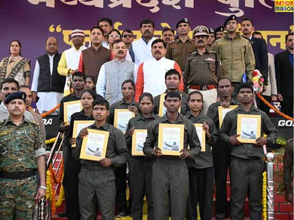 naxalite surrender in mp मध्य प्रदेश में सबसे बड़ा नक्सली सरेंडर डॉ मोहन यादव के सामने डाले हथियार