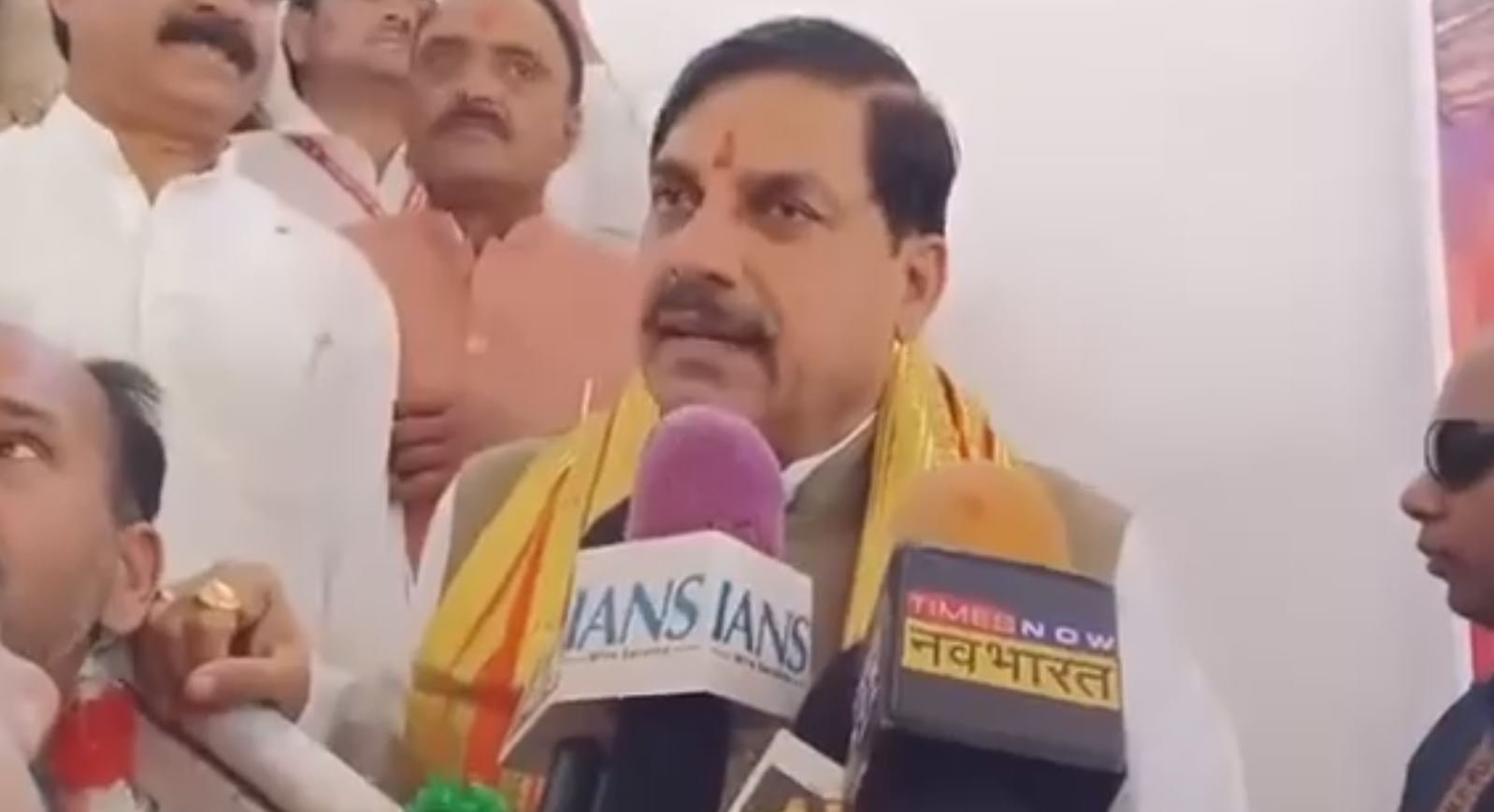 cm mohan news सीएम डॉ मोहन यादव की सुरक्षा में चूक करीला के जानकी मंदिर में लोहे की सीढ़ी टूटी बड़ा हादसा टला