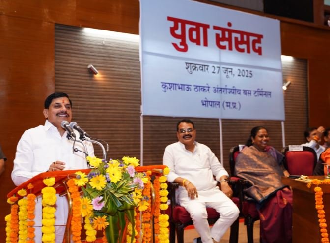 cm mohan yadav युवा संसद में सीएम मोहन यादव ने आपातकाल पर युवाओं से सवाल किए लोकतंत्र की आज़ादी पर दी चेतावनी।