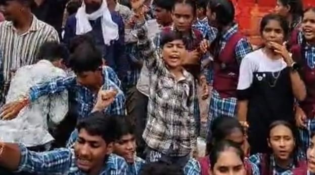 cm rise school "बस सेवा बंद अधिकारों के लिए सड़क पर उतरे सीएम राइज स्कूल के छात्र"