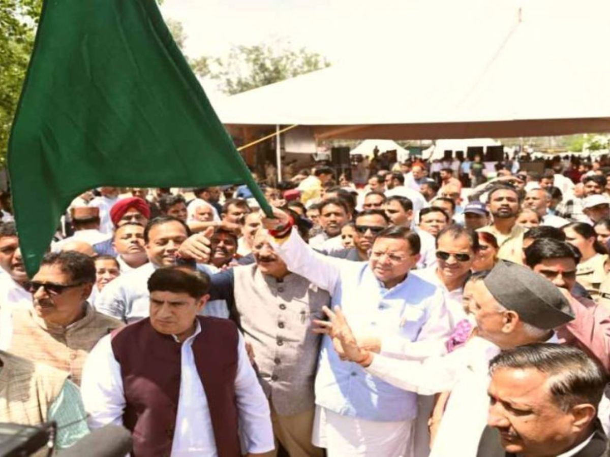 चारधाम यात्रा पर जाने वाली बसों को cm धामी ने किया हरी झंडी दिखाकर रवाना