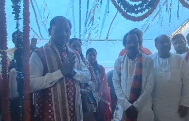 मुख्यमंत्री विष्णुदेव साय ने नुआपाड़ा में वैष्णो देवी मंदिर का किया दर्शन