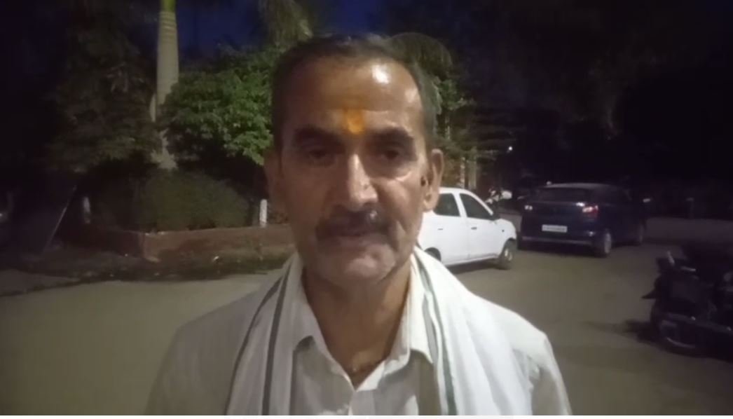 हरिद्वार में सरेआम महिलाओं से छेड़छाड़ युवक का सिर फोड़ा