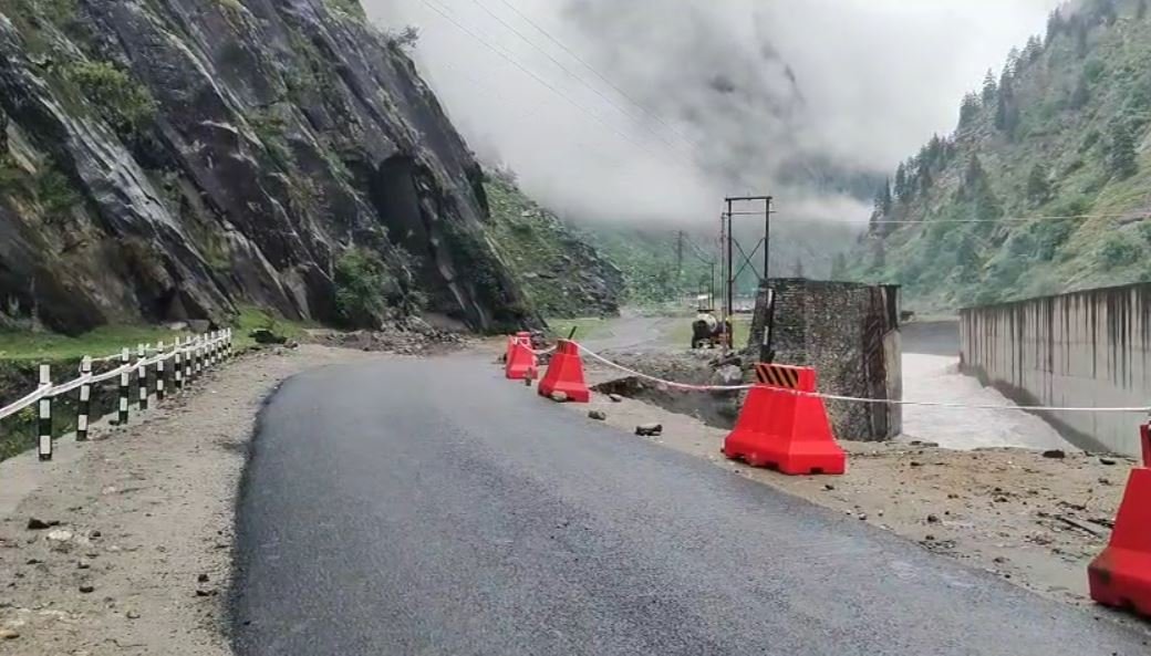 उत्तराखंड के कैबिनेट मंत्री सतपाल महाराज की बिगड़ी हालत cm धामी पहुंचे एम्स