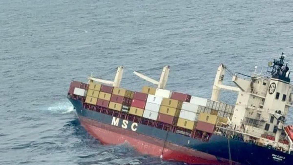 केरल तट के पास मालवाहक जहाज एमएससी एल्सा-3 पलटा