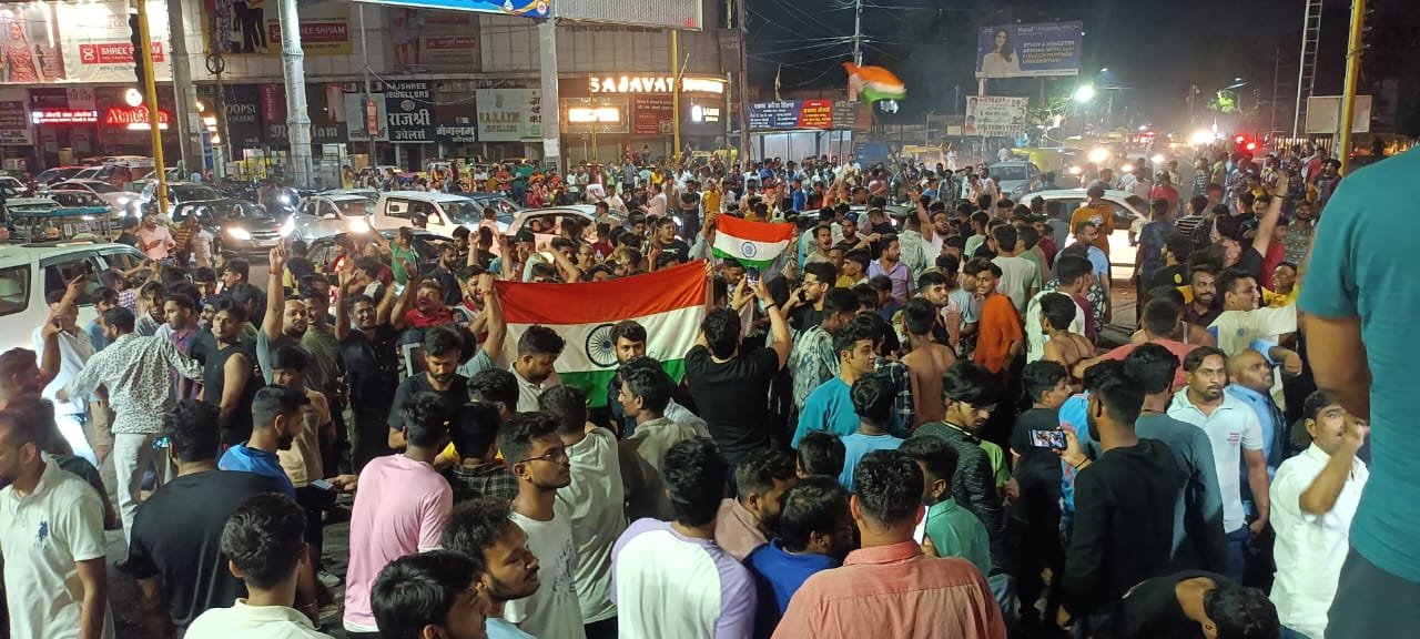 celebrating the victory  देर रात तक भारतीयों को नींद नहीं आई 7 महीने में तीसरी दिवाली आतिशबाजी
