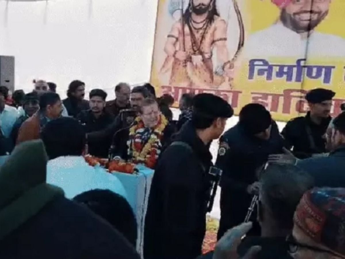 कैबिनेट मंत्री के सामने भिड़े bjp कार्यकर्ता चले लात-घूंसे