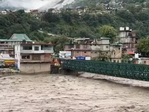 डोडा में बादल फटा मंदिर बहा लोग लापता वैष्णो देवी यात्रा रोकी गई