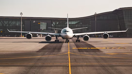 delhi airport दिल्ली एयरपोर्ट पर तकनीकी खराबी से 300 से ज्यादा उड़ानें प्रभावित atc में आई खराबी
