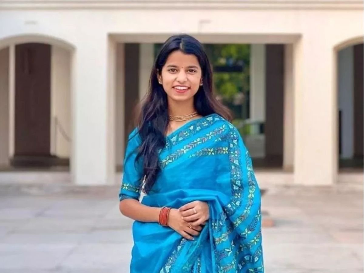 मैथिली ठाकुर के राजनीति में आने की चर्चा तेज बीजेपी नेताओं से मुलाकात के बाद बढ़ी अटकलें