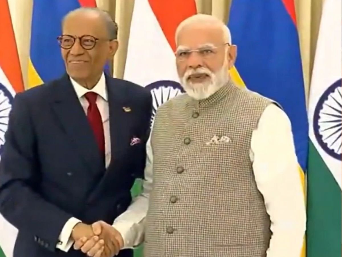 वाराणसी में pm मोदी और मोरिशियस के pm मोदी का रोड शोकहा - भारत-मोरिशियस पार्टनर नहीं परिवार