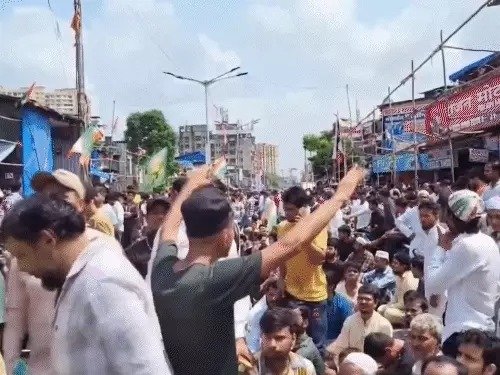 मुंबई के धारावी में तनाव मस्जिद के अवैध हिस्से को ध्वस्त करने पहुंची टीम पर पथराव