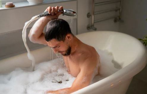 disadvantages of bathing daily अगर हर रोज नहाते हैं तो हो जाइए सावधान