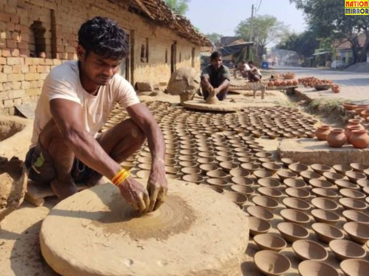diwali 2025 मिट्टी के दीए जलाने का महत्व और डिजाइनर दीयों का सच