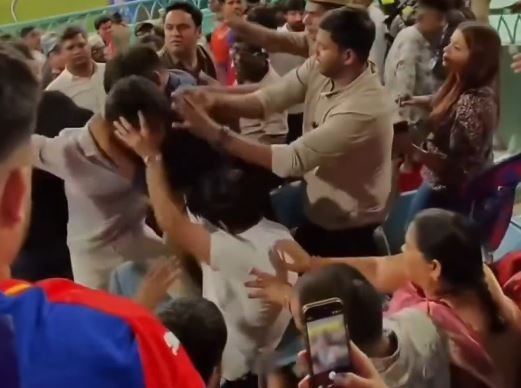 fight during dc vs lsg match मैच के दौरान चले लात-घूसे वीडियो सोशल मीडिया पर वायरल