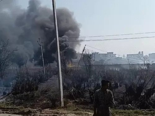  fire breaks at aligarh police station अलीगढ़ की पुलिस चौकी में लगी आग यार्ड में खड़ी 300 गाड़ियां जली