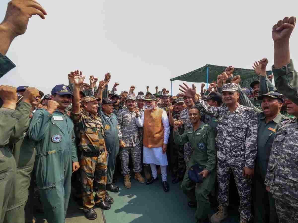 pm modi  adampur air force station जवानों को संबोधित कर बोले pm- भारत माता की जय से दुश्मनों के कलेजे कांपते हैं हम घर में घुसकर मारेंगे