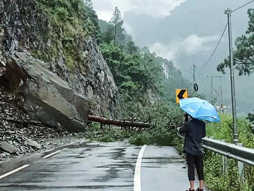 flood in india  भूस्खलन के कारण बदरीनाथ-यमुनोत्री राजमार्ग बंद चारधाम यात्रा रोकी