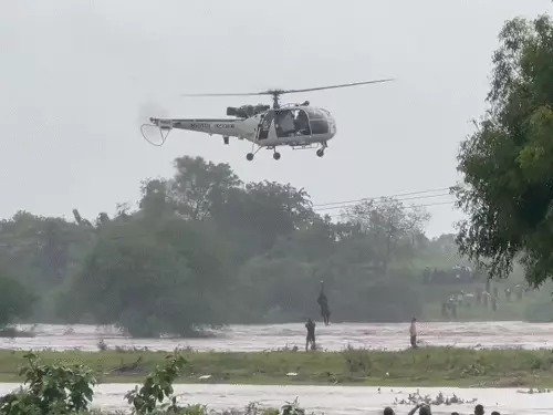 floods in telangana-andhra  भारी बारिश और बाढ़ से 33 की मौत पिछले 30 सालों में ऐसी बाढ़ नहीं आई है 