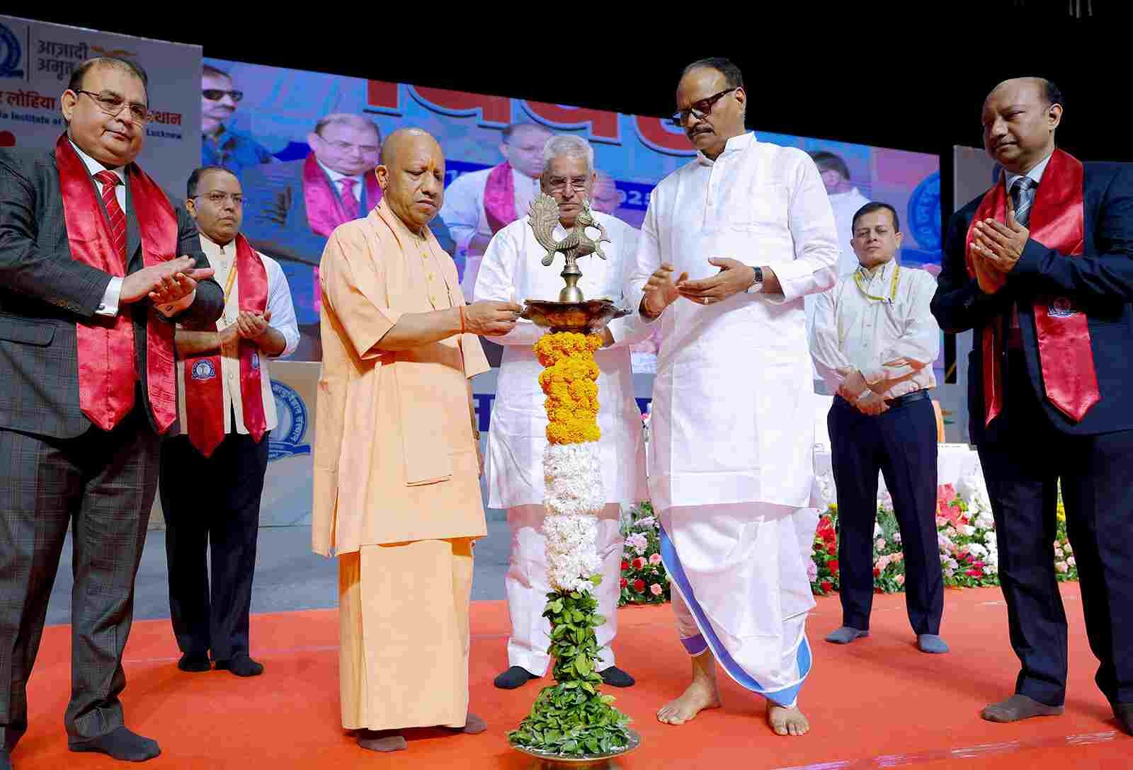 डॉ राम मनोहर लोहिया आयुर्विज्ञान संस्थान का 5वां स्थापना दिवस सीएम योगी ने डॉक्टरों को किया सम्मानित