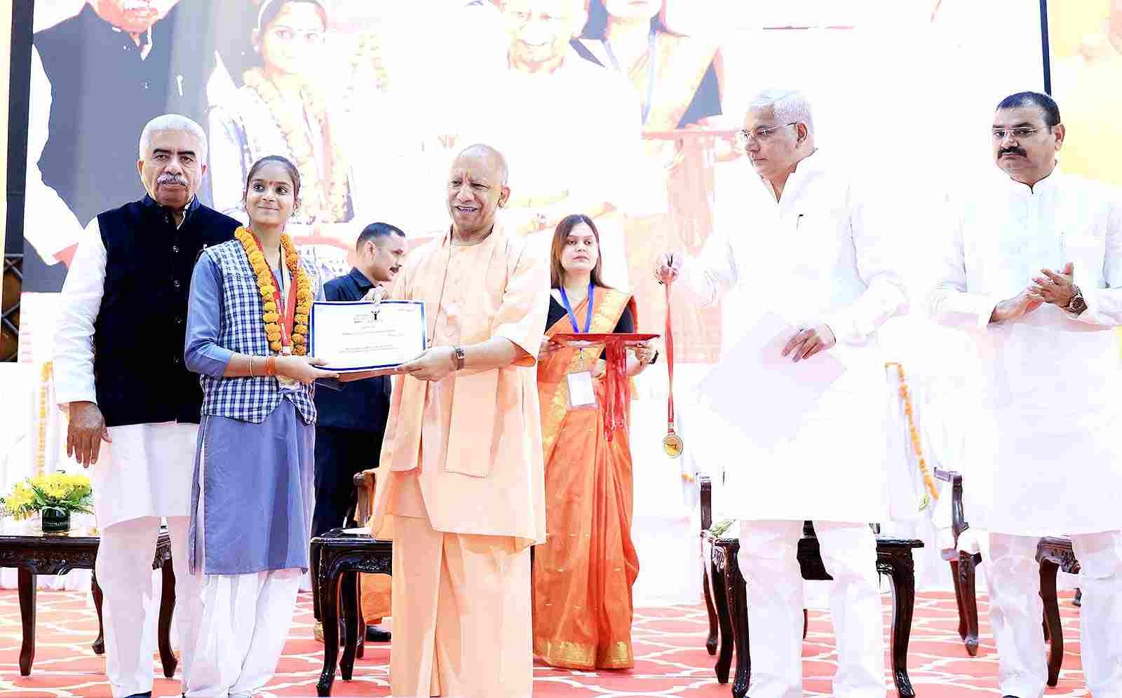 मुख्यमंत्री योगी ने लखनऊ में 2025 के बोर्ड टॉपर्स को किया सम्मानित 122 करोड़ की योजनाओं का शिलान्यास