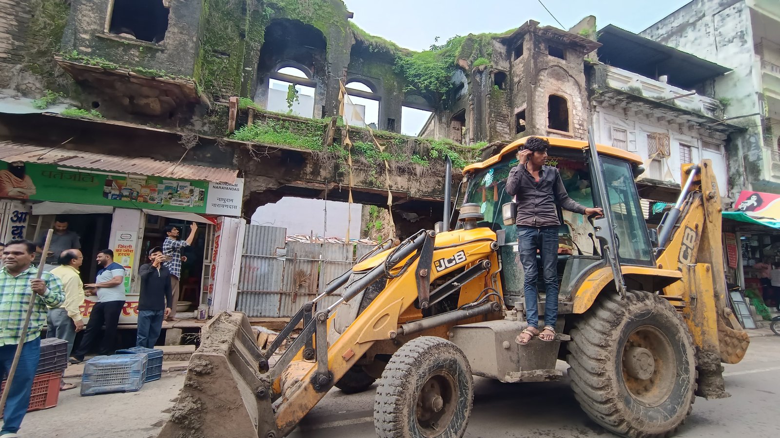 harda news जर्जर इमारतों पर चला नगरपालिका का बुलडोजर 45 मकान-दुकानों को किया गया चिन्हित
