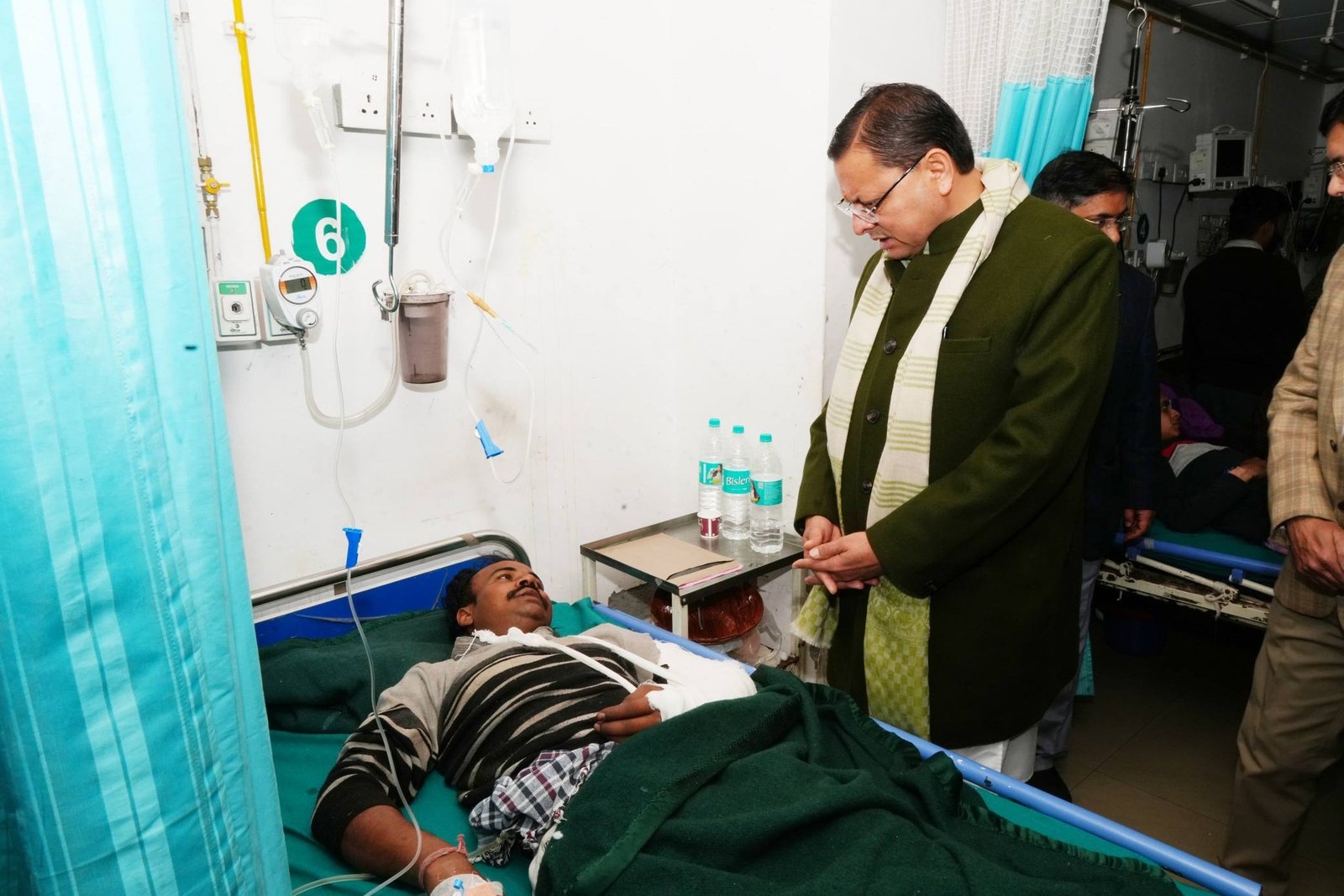 देहरादून बस हादसे में घायलों से cm धामी ने की मुलाकात इलाज का दिया भरोसा