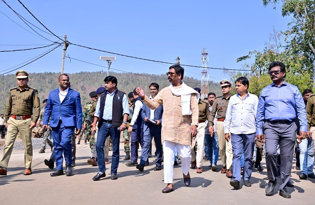 पैतृक गांव पहुंचे cm सोरेन संथाली समाज के परंपरागत नाइके बाबा का हुआ चयन