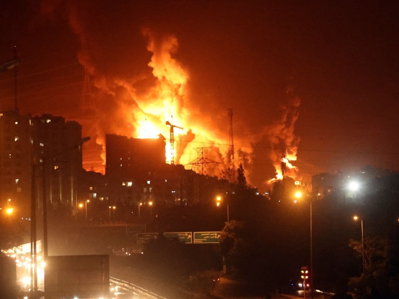 अमेरिका और इजरायल ने किया ईरान पर हमला खामेनेई के दफ्तर के पास धमाका