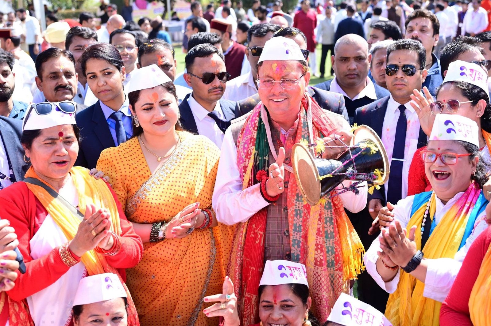 होली के रंग में रंगे cm धामी लोक संस्कृति का दिखा संगम