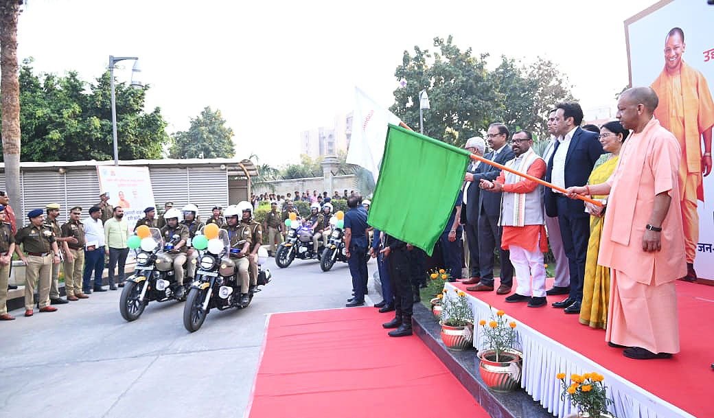cm योगी ने किया 50 qrt वाहनों का फ्लैग ऑफ बोले - सुरक्षा से विकास संभव