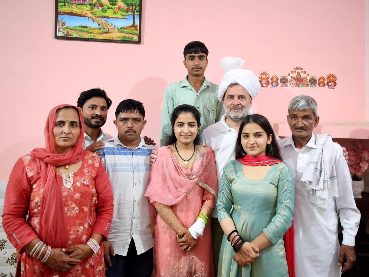 सोनीपत में किसान की बेटी की शादी में पहुंचे राहुल दुल्हन ने खिलाई मिस्सी रोटी 