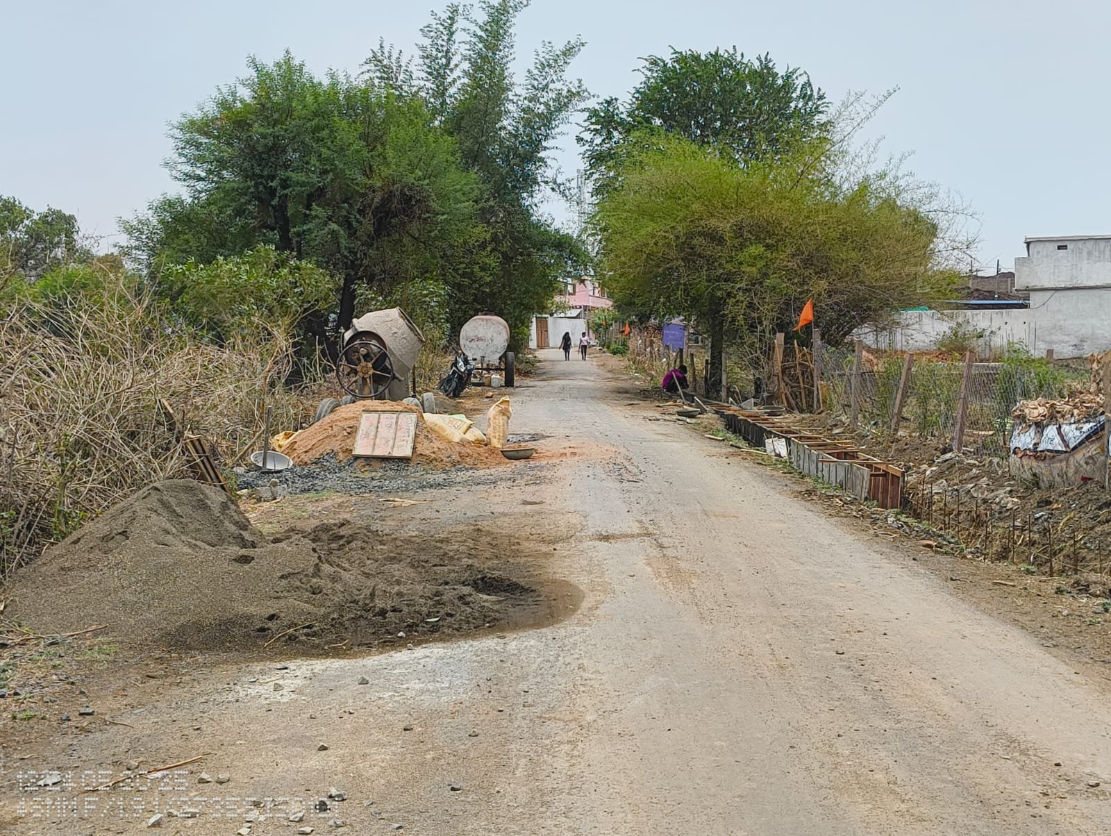 haidergarh news हैदरगढ़ के गुन्नौठा गांव में नाली निर्माण में भ्रष्टाचार के गंभीर आरोप घटिया सामग्री से हो रहा निर्माण कार्य