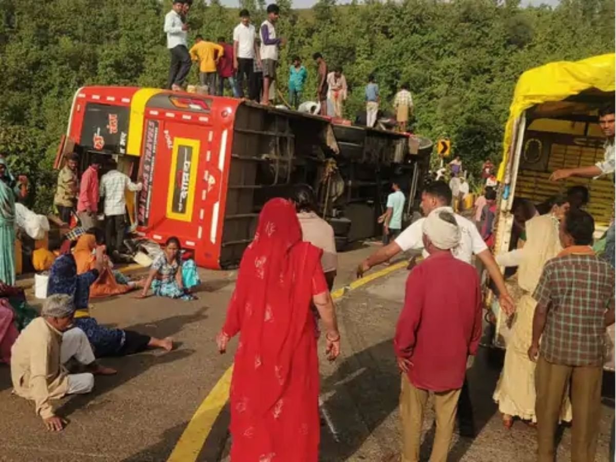 mp news  बड़वानी में नर्मदा परिक्रमा पर जा रही बस पलटी54 यात्री हुए घायल