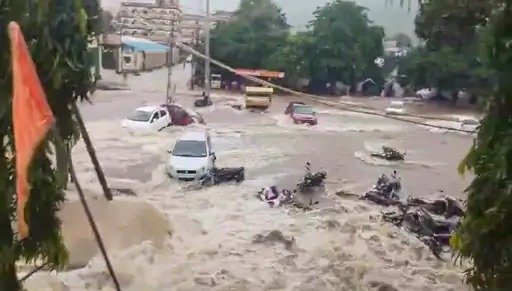 up में भारी बारिश 8 जिलों में स्कूल बंद