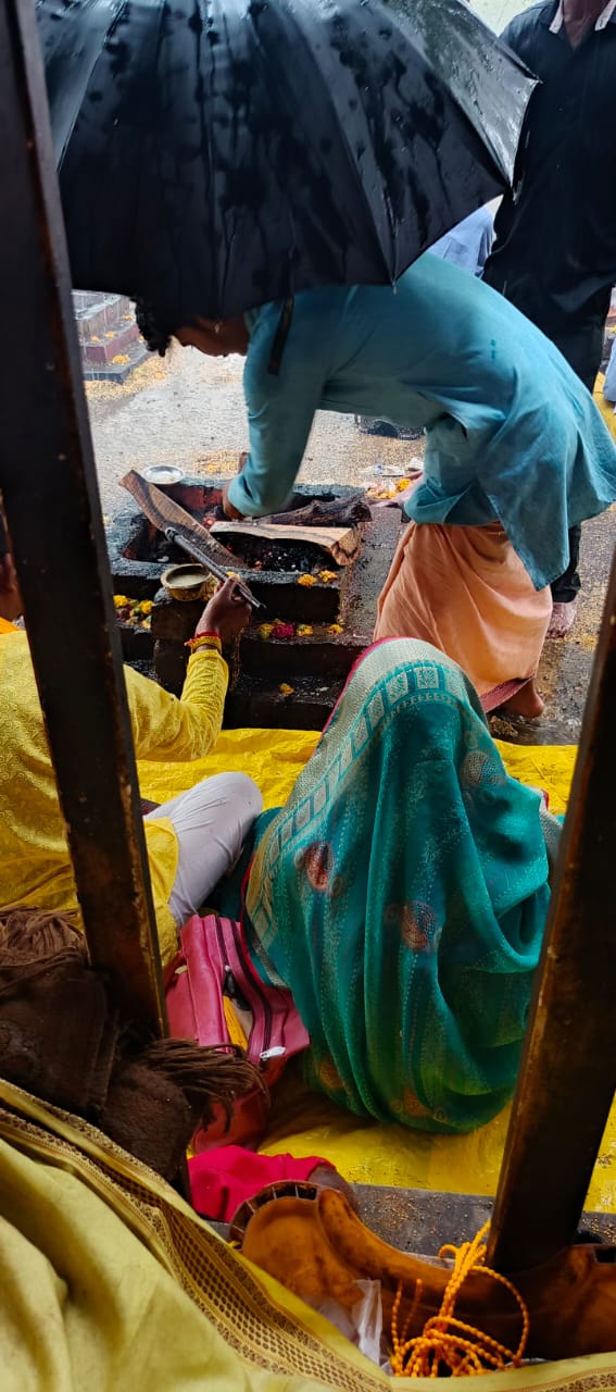 baglamukhi temple rain mismanagement मां बगलामुखी मंदिर में बारिश में भीगे श्रद्धालु प्रशासन की तैयारियों की खुली पोल